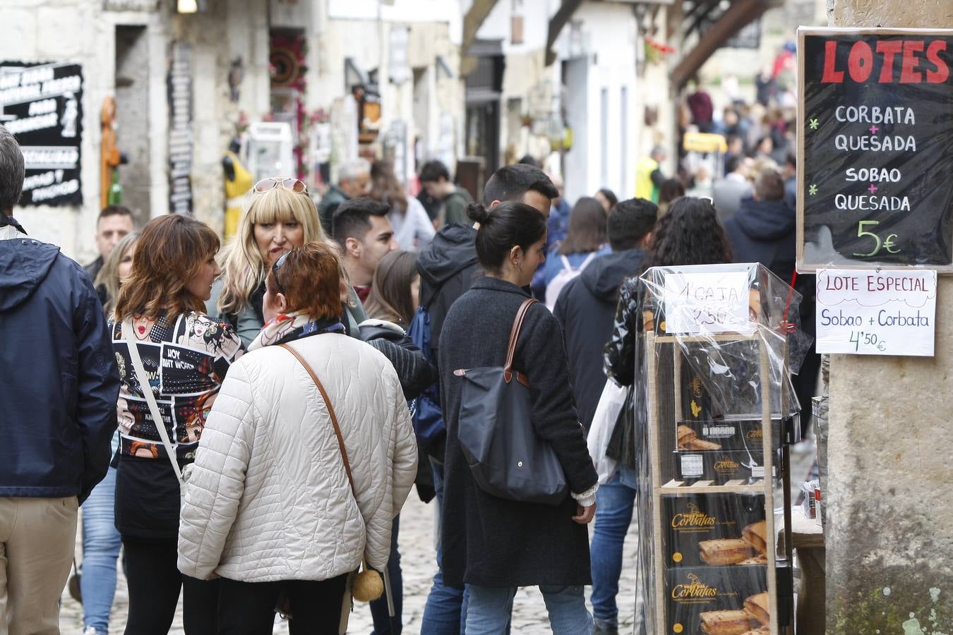 Miles de turistas abarrotan la villa de Santillana del Mar este Viernes Santo