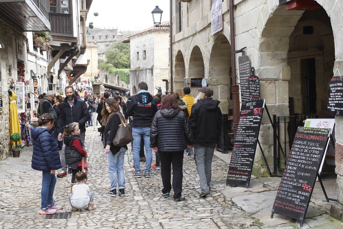 Miles de turistas abarrotan la villa de Santillana del Mar este Viernes Santo