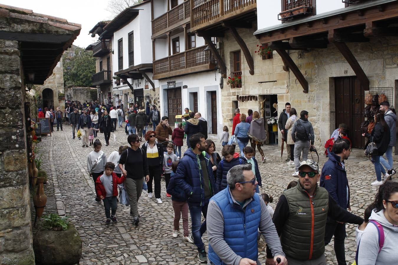 Miles de turistas abarrotan la villa de Santillana del Mar este Viernes Santo