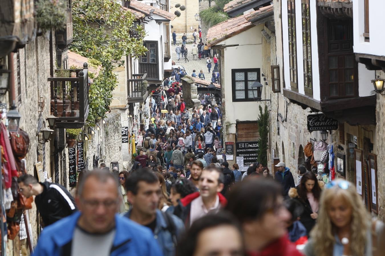 Miles de turistas abarrotan la villa de Santillana del Mar este Viernes Santo