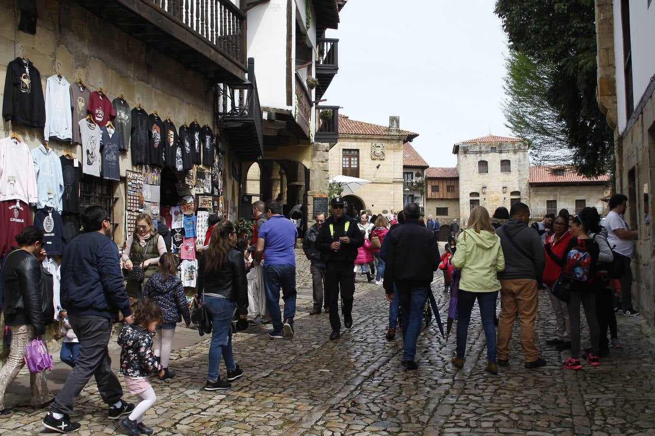 Miles de turistas abarrotan la villa de Santillana del Mar este Viernes Santo