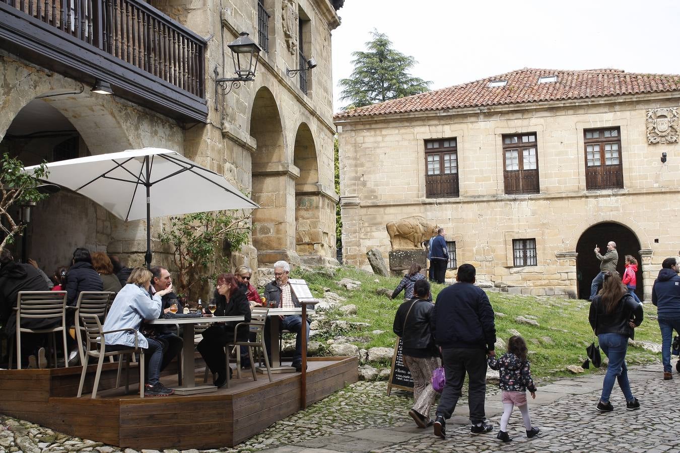 Miles de turistas abarrotan la villa de Santillana del Mar este Viernes Santo