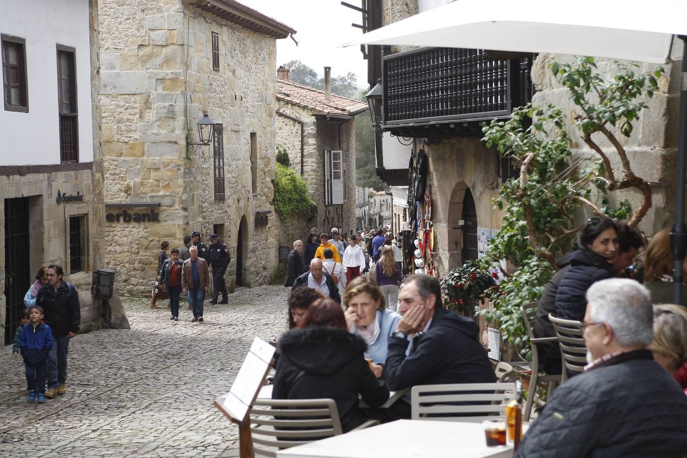 Miles de turistas abarrotan la villa de Santillana del Mar este Viernes Santo