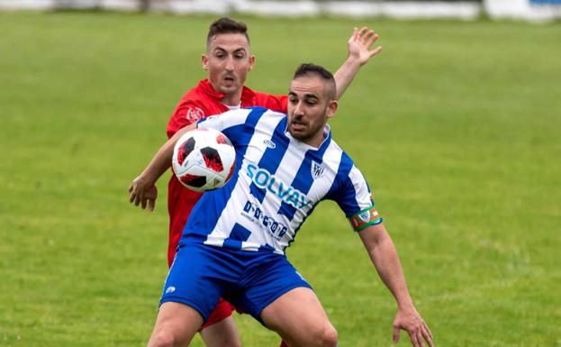 Acebo, del Barreda, y Olmo, del Escobedo, disputan un balón en el partido de ayer. 