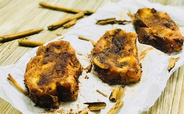 Cocina unas irresistibles torrijas bañadas en licor de Liébana