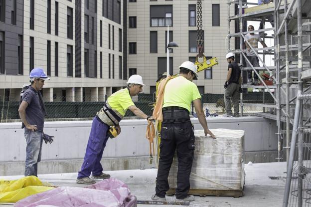 Varios trabajadores en una obra de viviendas en Santander. :: roberto ruiz