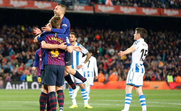 Rakitic celebra con Jordi Alba el gol del lateral. 