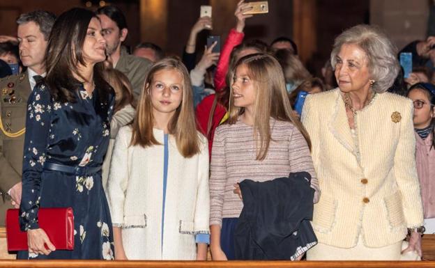 Imagen principal - Los reyes asisten en Palma con sus hijas y doña Sofía a la misa de Pascua