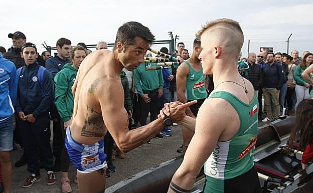 Imagen principal - Arriba, un remero de Astillero explica a Camargo que las protestas no son contra ellos. Abajo, Camargo ondea la bandera. Y la luna rota de la furgoneta Federativa.