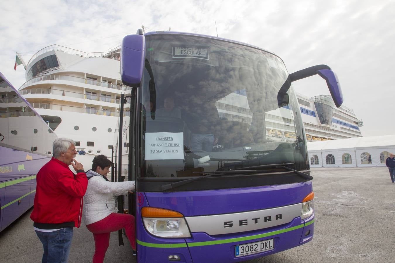 Más de 2.500 cruceristas, en su mayoría alemanes, han llegado esta mañana a Santander en el barco 'AidaSol', que ha atracado en Raos, debido a su enorme volumen. Los turistas han viajado en autobuses hasta Santander y también a otros puntos de la geografía cántabra, como Santillana del Mar, donde pasar este lunes. A las 18.00 horas volverán a embarcar para seguir su viaje rumbo al puerto francés de Le Havre 