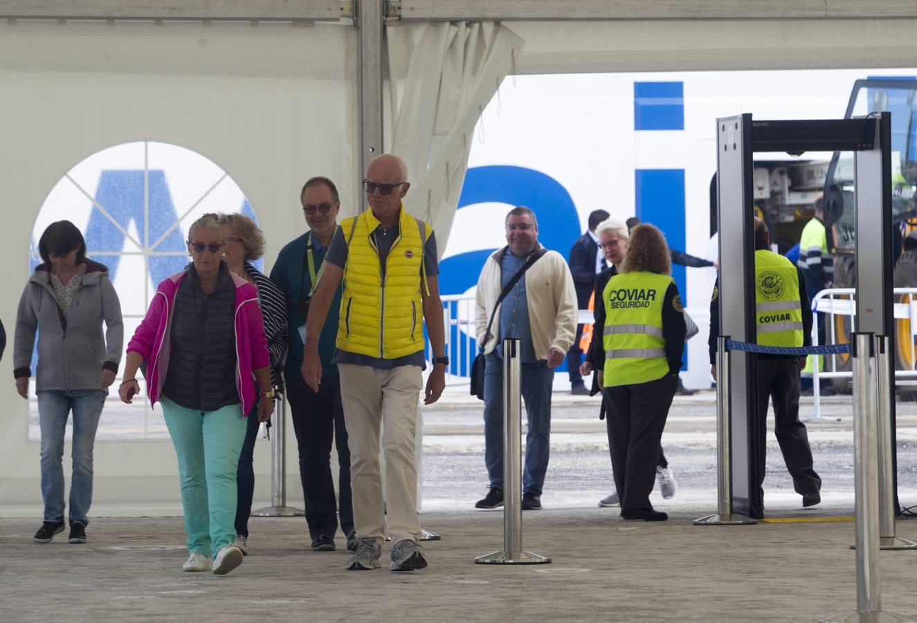 Más de 2.500 cruceristas, en su mayoría alemanes, han llegado esta mañana a Santander en el barco 'AidaSol', que ha atracado en Raos, debido a su enorme volumen. Los turistas han viajado en autobuses hasta Santander y también a otros puntos de la geografía cántabra, como Santillana del Mar, donde pasar este lunes. A las 18.00 horas volverán a embarcar para seguir su viaje rumbo al puerto francés de Le Havre 