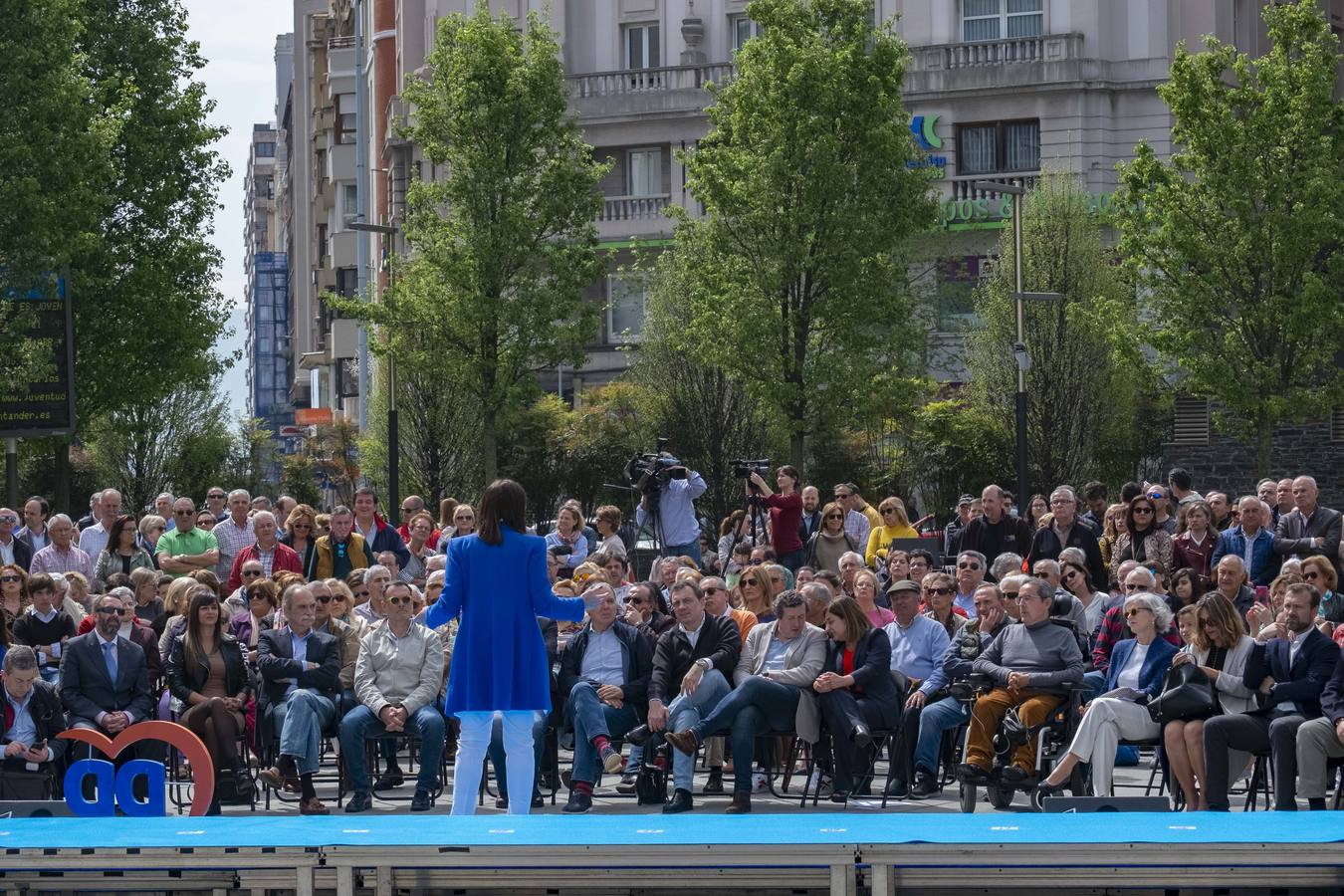 El acto quiso escenificar un relevo de una forma tranquila y ofrecer en torno a Igual una imagen de partido arropado.