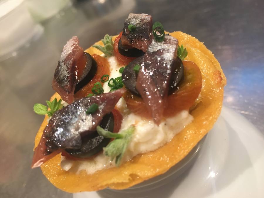 'Pizza crujiente de anchoa a la putanesca' de Pan de Cuco, de Suesa.