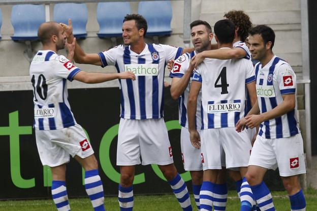 Cusi, segundo por la izquierda, Nacho Rodríguez (tercero) y Borja Camus, con el '4' a la espalda. Los tres tienen contrato en vigor para la próxima temporada. :: luis palomeque