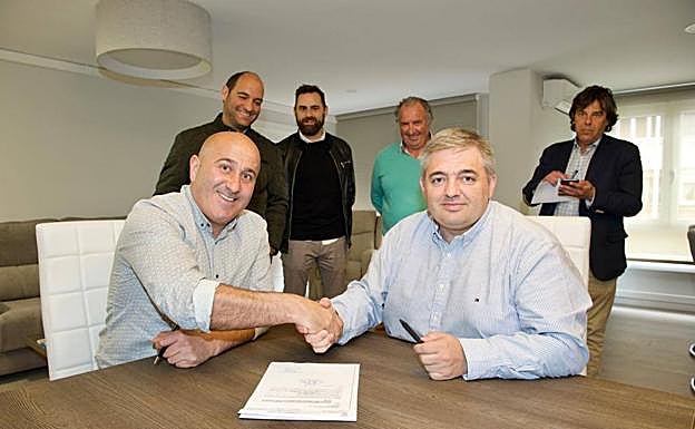 Agustín Molleda y José Ángel Peláez, tras la firma del acuerdo.