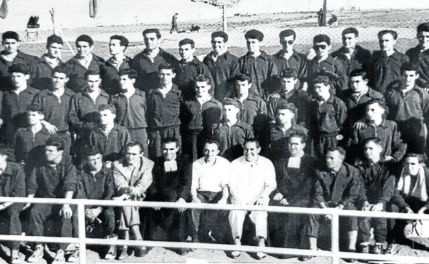 El equipo al completo que ganó los primeros Juegos Nacionales Laborales en el año 1957.