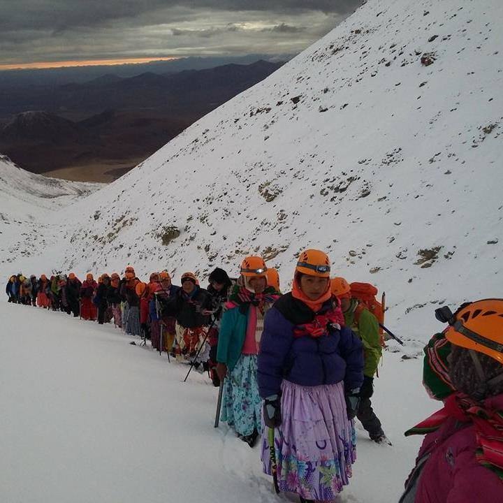 Hace tres años once mujeres indígenas aymaras de entre 22 y 50 años que trabajaban como portadoras ycocineras para montañeros en los campos base y montañismo de Bolivia se unieron para escalar cimasvestidas con su atuendo tradicional para demostrar a quienes no confiaban e ellas que podían llegar a lascumbres. En la imagen, practican el descenso de un glaciar en la montaña Huayna Potosí, situada en elnoroeste de Bolivia, a 25 km de La Paz, provistas de crampones, unos de los materiales de alpinismo yescalada indispensables para poder avanzar por los terrenos helados. Esta cima se alza monolíticamenteentre roca, hielo y nieve hasta los 6.088 metros de altitud.