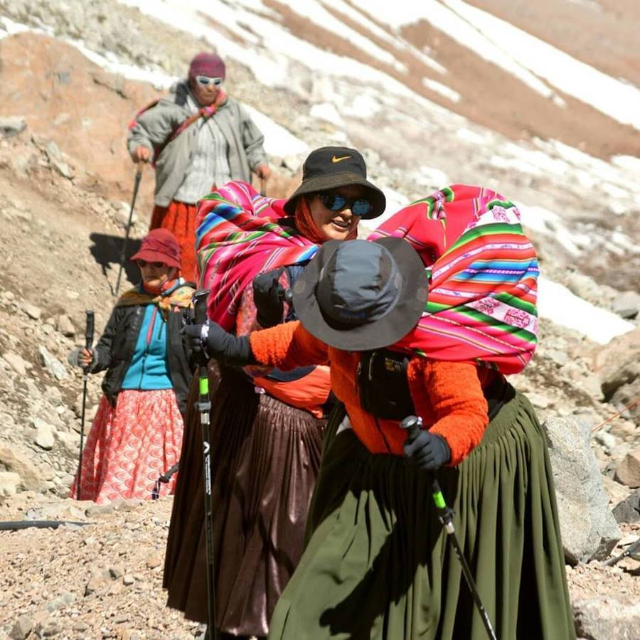 Hace tres años once mujeres indígenas aymaras de entre 22 y 50 años que trabajaban como portadoras ycocineras para montañeros en los campos base y montañismo de Bolivia se unieron para escalar cimasvestidas con su atuendo tradicional para demostrar a quienes no confiaban e ellas que podían llegar a lascumbres. En la imagen, practican el descenso de un glaciar en la montaña Huayna Potosí, situada en elnoroeste de Bolivia, a 25 km de La Paz, provistas de crampones, unos de los materiales de alpinismo yescalada indispensables para poder avanzar por los terrenos helados. Esta cima se alza monolíticamenteentre roca, hielo y nieve hasta los 6.088 metros de altitud.