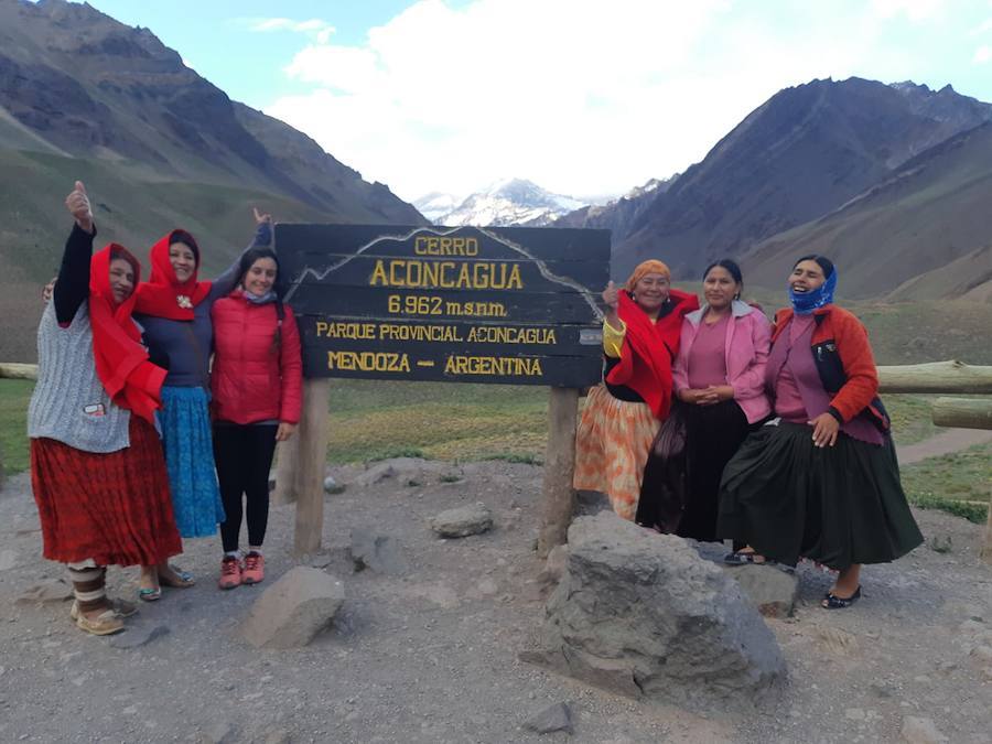 Hace tres años once mujeres indígenas aymaras de entre 22 y 50 años que trabajaban como portadoras ycocineras para montañeros en los campos base y montañismo de Bolivia se unieron para escalar cimasvestidas con su atuendo tradicional para demostrar a quienes no confiaban e ellas que podían llegar a lascumbres. En la imagen, practican el descenso de un glaciar en la montaña Huayna Potosí, situada en elnoroeste de Bolivia, a 25 km de La Paz, provistas de crampones, unos de los materiales de alpinismo yescalada indispensables para poder avanzar por los terrenos helados. Esta cima se alza monolíticamenteentre roca, hielo y nieve hasta los 6.088 metros de altitud.