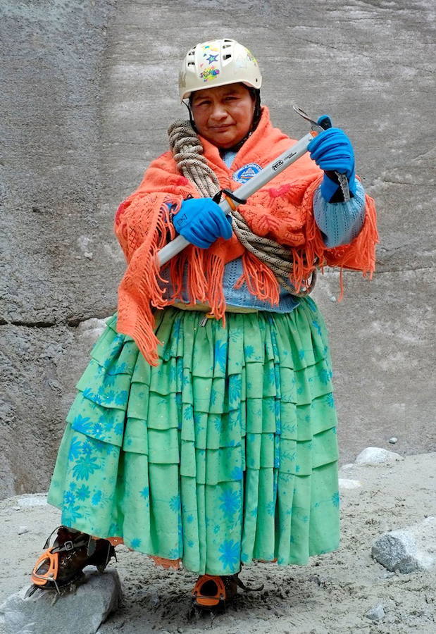 Hace tres años once mujeres indígenas aymaras de entre 22 y 50 años que trabajaban como portadoras ycocineras para montañeros en los campos base y montañismo de Bolivia se unieron para escalar cimasvestidas con su atuendo tradicional para demostrar a quienes no confiaban e ellas que podían llegar a lascumbres. En la imagen, practican el descenso de un glaciar en la montaña Huayna Potosí, situada en elnoroeste de Bolivia, a 25 km de La Paz, provistas de crampones, unos de los materiales de alpinismo yescalada indispensables para poder avanzar por los terrenos helados. Esta cima se alza monolíticamenteentre roca, hielo y nieve hasta los 6.088 metros de altitud.