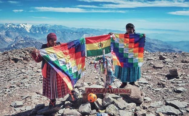 Las mujeres bolivianas, en la cima del Aconcagua. 