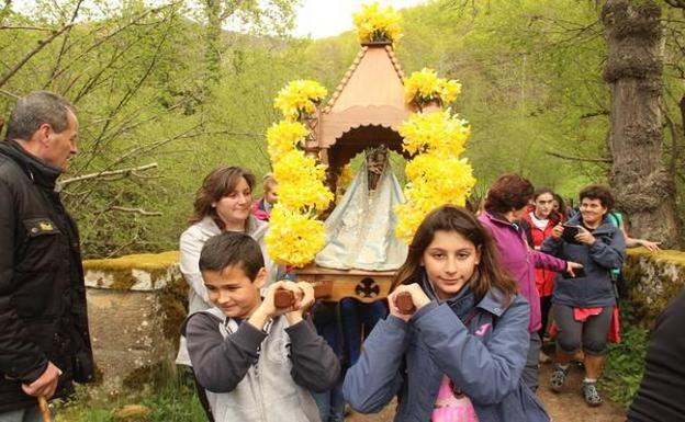 Los niños llevan en andas la imagen de la patrona de Liébana.