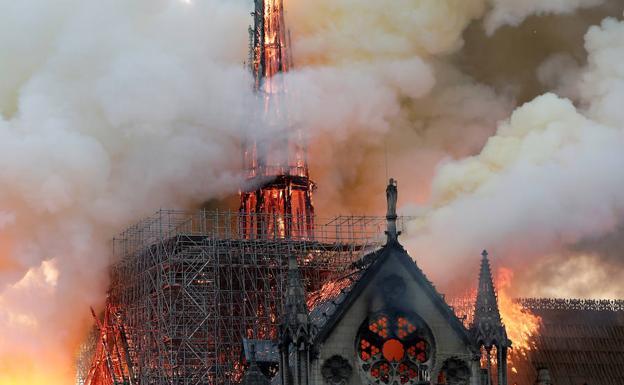 La catedral de Notre Dame durante el incendio.