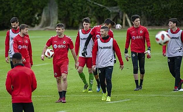 En el centro, David Barral y Cejudo (con peto) encabezan un ejercicio en La Albericia