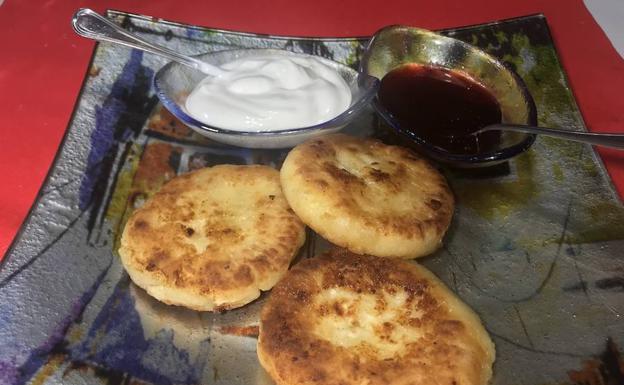 Sirniki, masa con requesón frita.