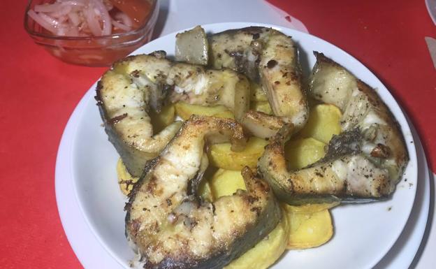 Imagen principal - Arriba, esturión a la sartén. Abajo a la izquierda, un plato de 'Olyvie' que es la ensaladilla rusa de verdad; y a la derecha, pelmeni rellenos de carne picada de tudanca.