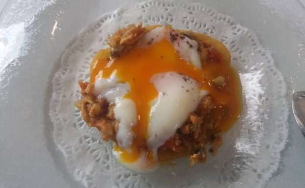 Imagen principal - Arriba, tortos con buey de mar y huevo roto. Abajo al a izquierda, Una muestra de los postres caseros del Mirador de Suso; y a la derecha, callos de bacalao.