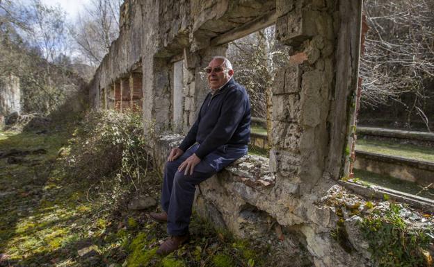 Manolo López Azcona (83 años). Vecino de San Martín de Porres, trabajó en La Engaña durante ocho años como mecánico. Sólo tenía que entrar al túnel para arreglar averías en las maquinarias. El contrato con Portolés fue para él «un trampolín». Posa en la antigua escuela de La Engaña.