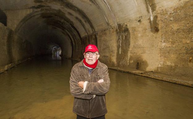 Manolo Mateos Giménez (83 años). Natural de Loja, Granada, vive en Pedrosa de Valdeporres. Trabajó siete años en el túnel, como palista y barrenero en el avance y en el ensanche. Contrajo la silicosis, contra la que batalla. Posa dentro de la galería, inundada en la boca sur.