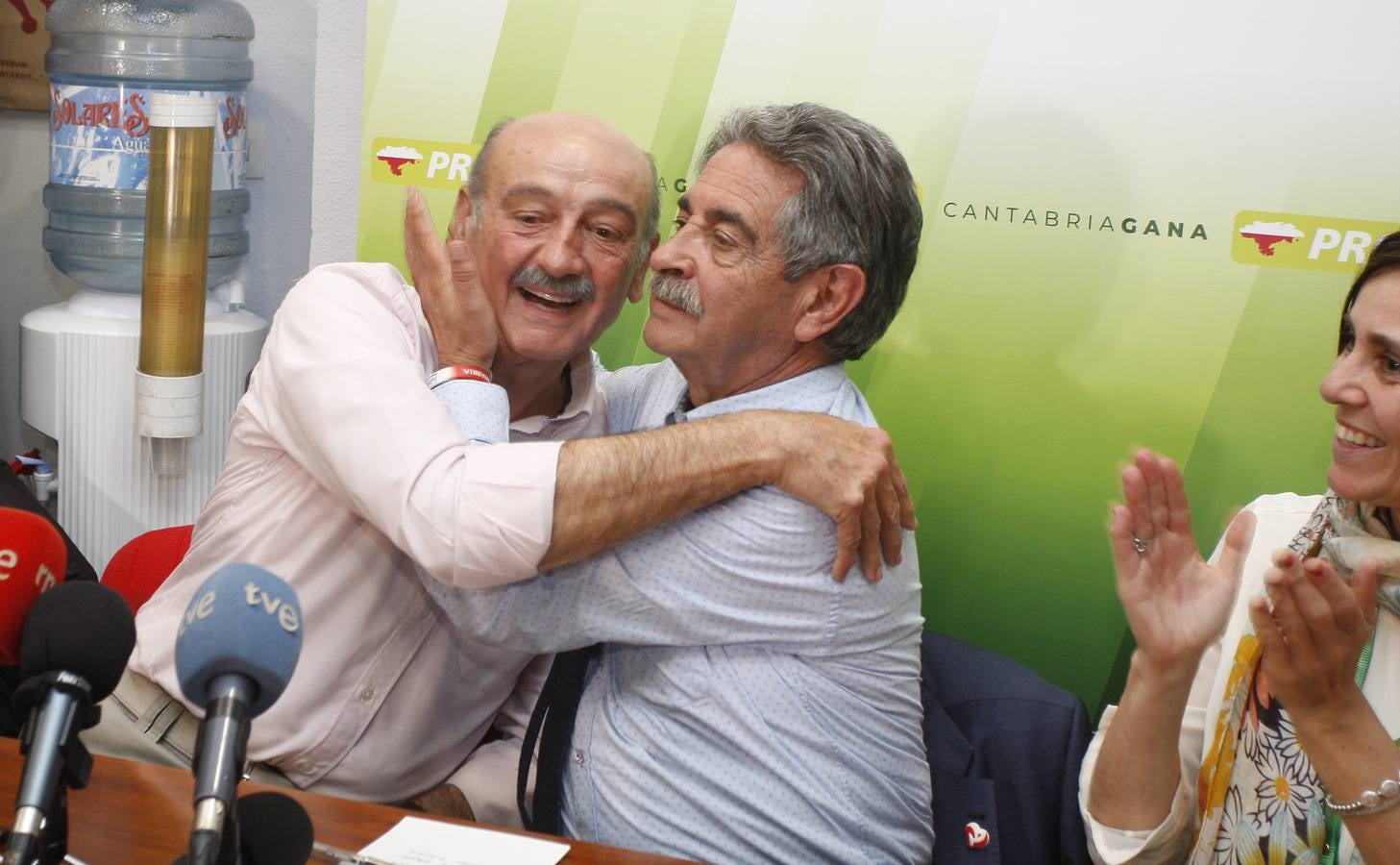 Revilal se abraza con Mazón tras confirmarse el escaño conseguido por los regionalistas