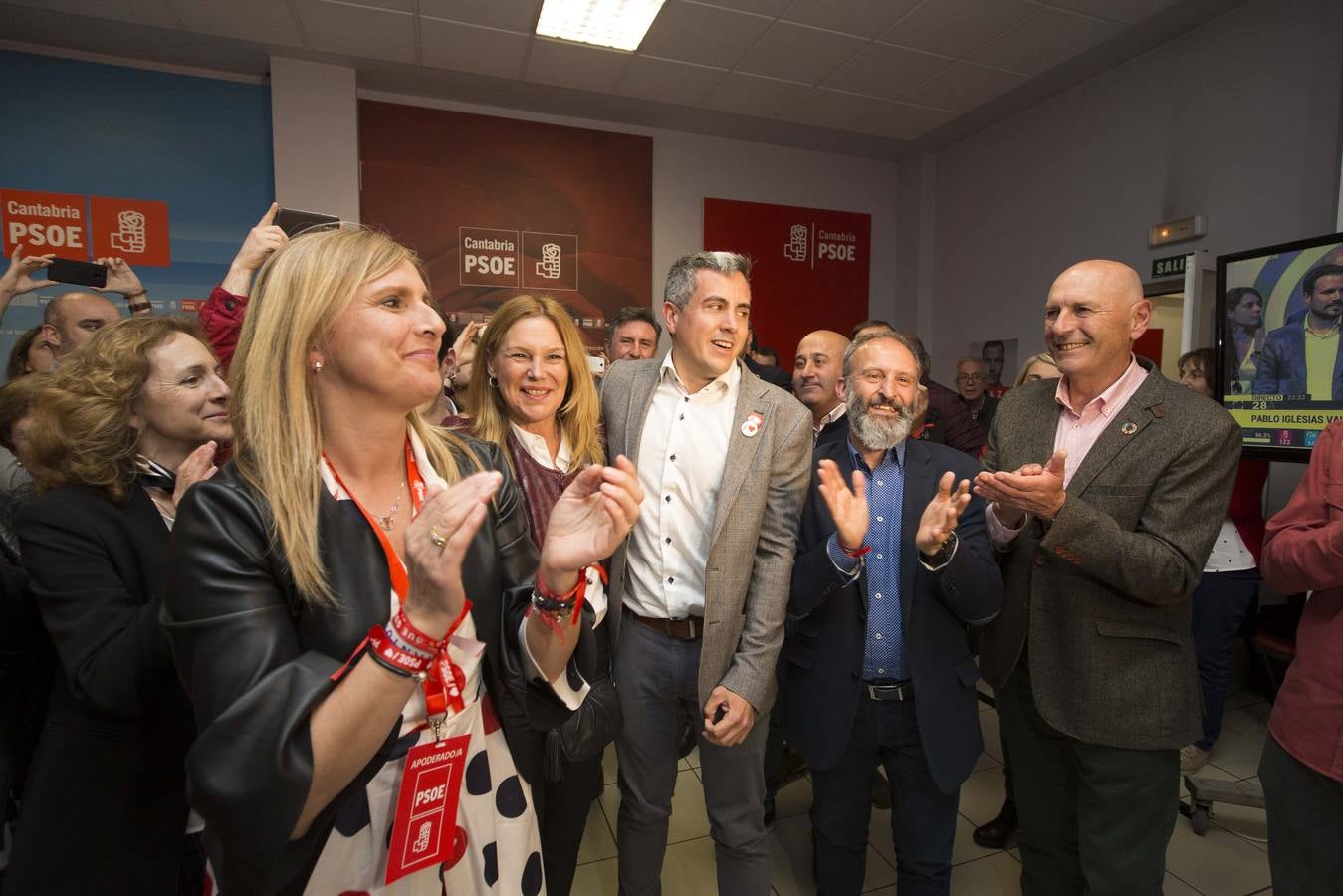 Pablo Zuloaga celebra la victoria del PSOE