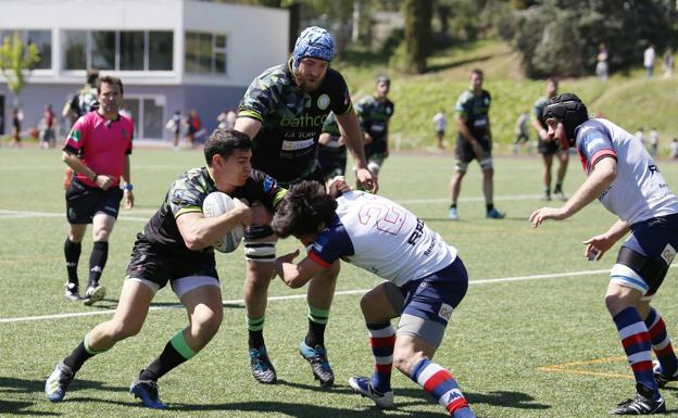 Imagen principal - El Bathco coge ventaja en la ida de la semifinal por el ascenso