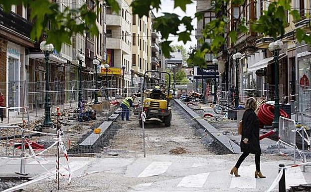 Las obras de peatonalización de las calles Ancha y Carrera, junto a la Plaza Mayor, continúan avanzando.