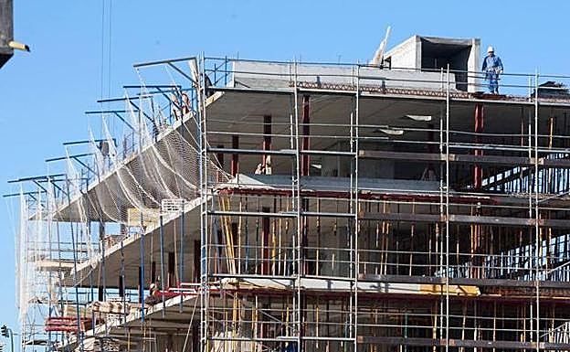 Las viviendas nuevas se duplican en un año y pasan del millar por primera vez desde 2011