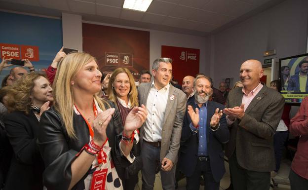 Imagen principal - Zuloaga: «El PSOE es el dique contra la derecha»