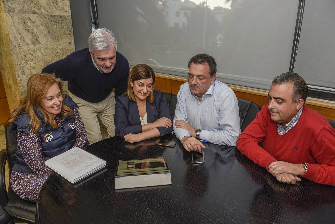 María José Gonzalez Revuelta, José Joaquín Martínez Sieso, María José Sáenz de Bururaga, Félix de las Cuevas y Roberto Media en la sede del PP