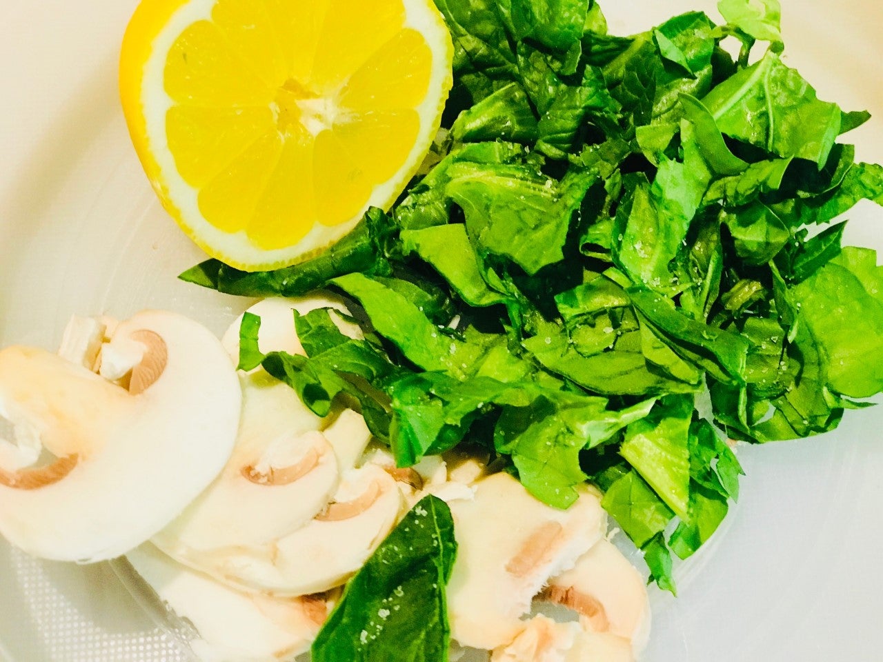 BOCADILLO DE ESPINACAS Y CHAMPIÑONES. 3-En bol poner los champiñones, las espinacas, el zumo de limón (cantidad al gusto) y la sal. Mezclar bien los ingredientes. 