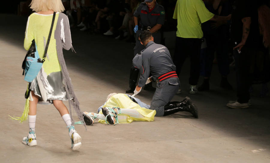 Tales Cotta, de 26 años, se desmayó en pleno desfile durante la Semana de la Moda de Sao Paulo