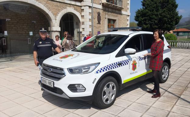 Presentación del nuevo vehículo de la Policía Local, con el responsable del Cuerpo, Tomás Gutiérrez, y la alcaldesa, Josefina González