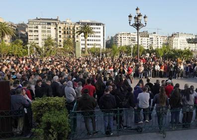 Imagen secundaria 1 - Más de un millar de personas se concentran frente al Ayuntamiento en repulsa por la muerte del joven agredido en Donostia