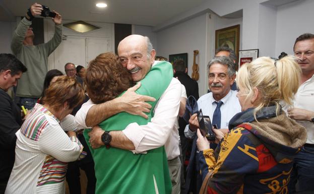 Mazón recibe las felicitaciones de sus compañeros tras confirmarse el escaño obtenido por el PRC.