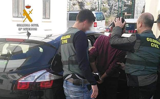 Momento de la detención de uno de los supuestos autores de la tentativa de homicidio.