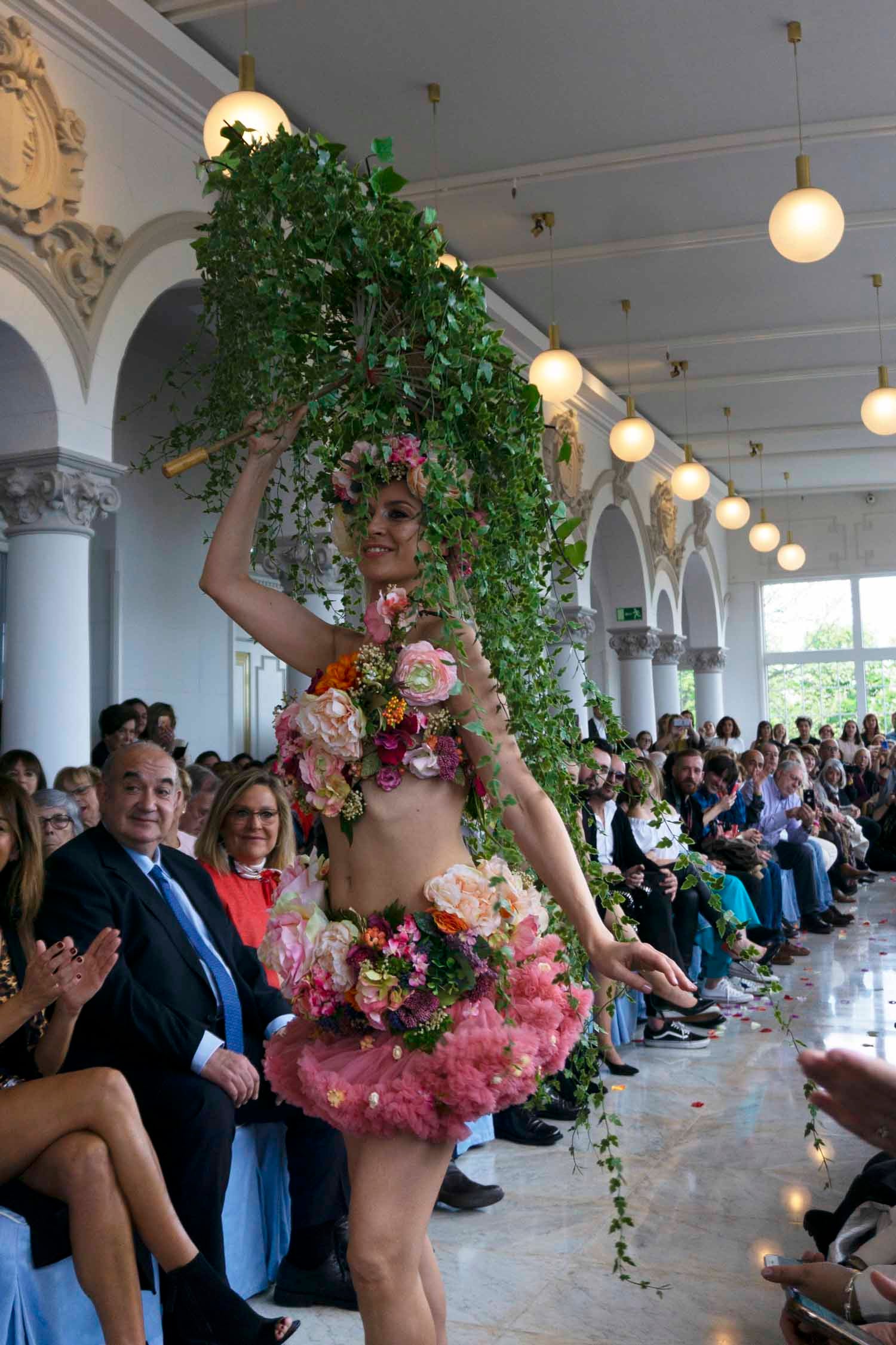 Carmen Muro y Cheward Román comenzaron en los mercadillos con sus tocados y coronas, que conquistaron a la actriz Sarah Jessica Parker