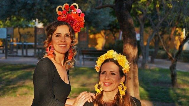 Carmen Muro y Cheward Román comenzaron en los mercadillos con sus tocados y coronas, que conquistaron a la actriz Sarah Jessica Parker