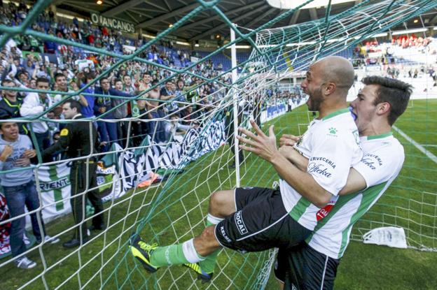 Ander Lafuente y Saúl celebran con La Gradona el título del Racing tras empatar con el Ourense en mayo de 2014. 