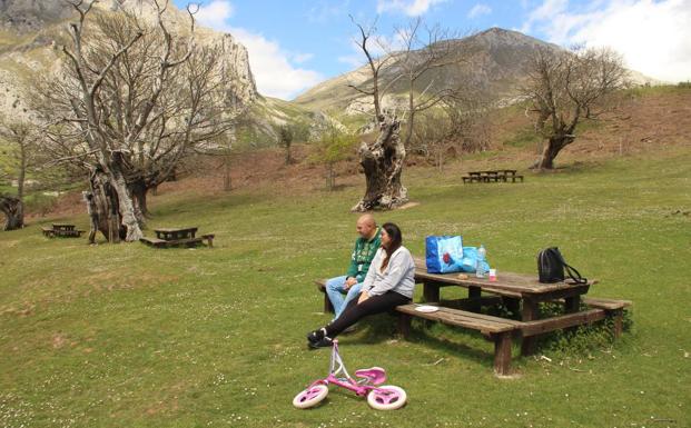 Una pareja de visitantes, en una de las mesas existentes en El Habario.